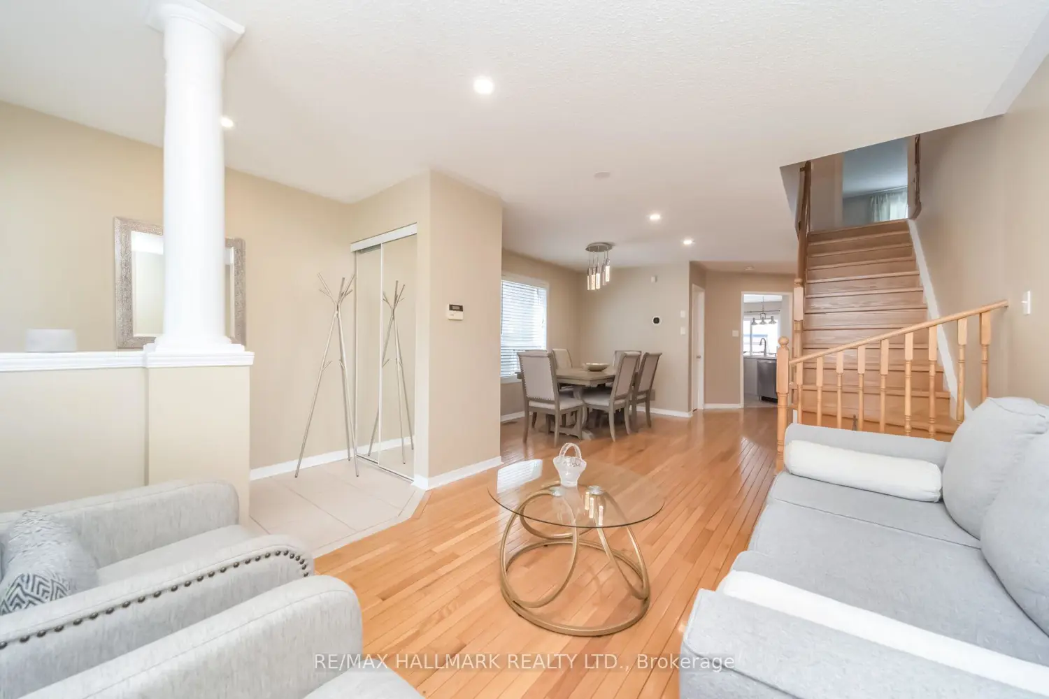 5437 Rochelle Way photo 4