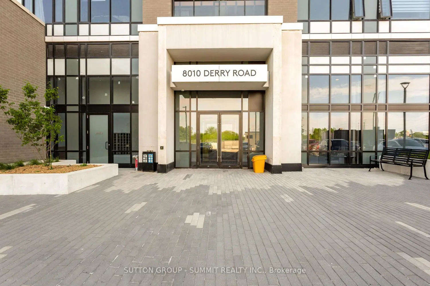 8010 Derry Road 504 photo 2