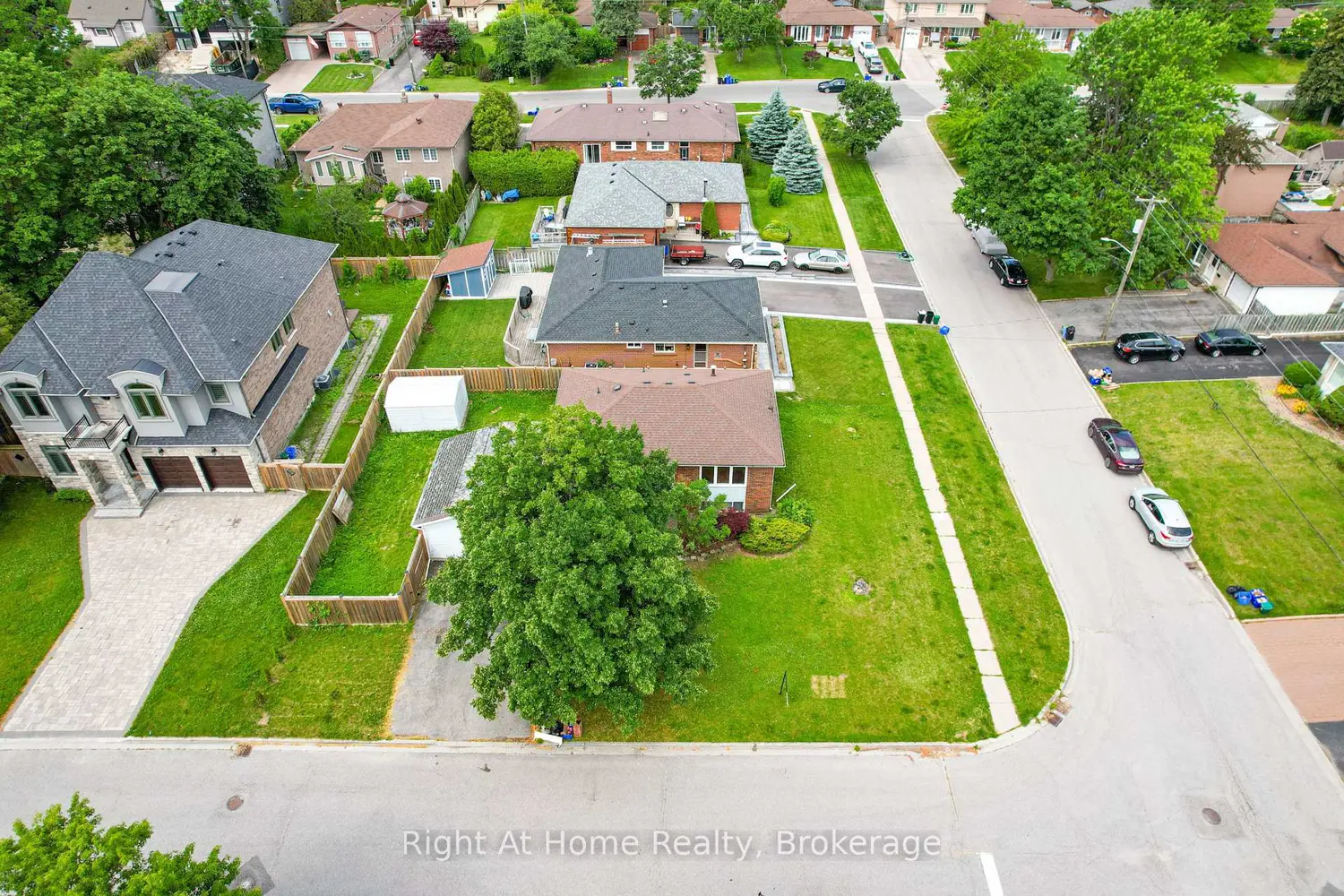 833 Vicki Drive photo 4