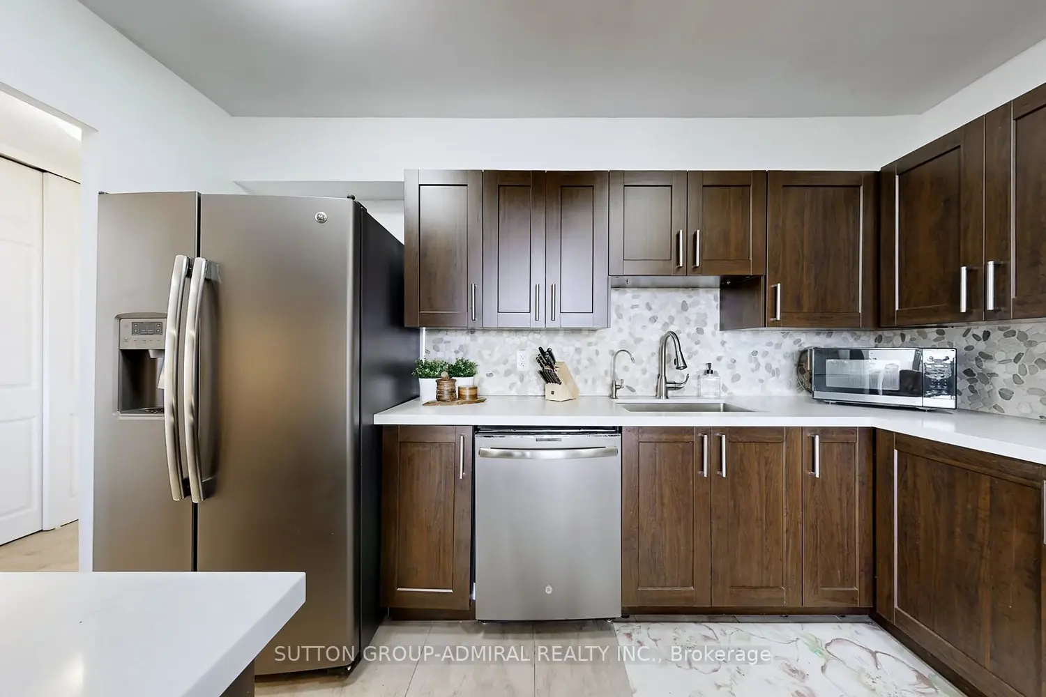 85 Emmett Avenue 2402 photo 4