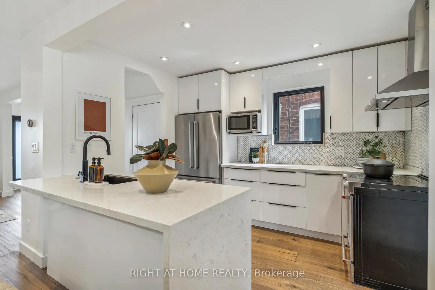 141 O'connor Drive photo 4
