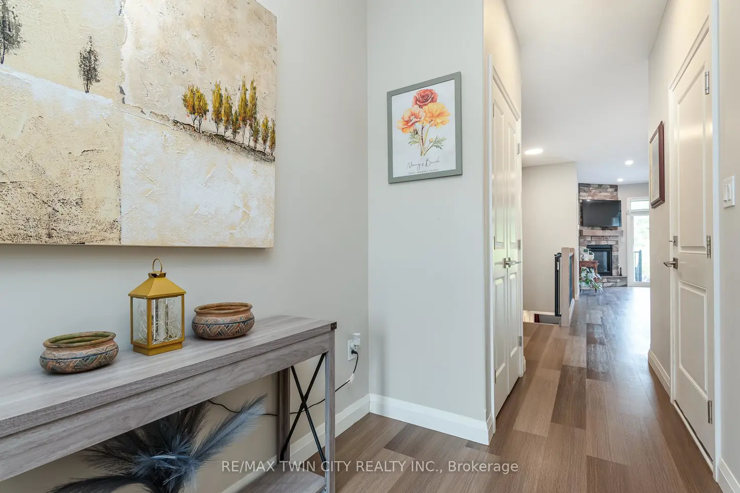 82 Rowe Avenue photo 4