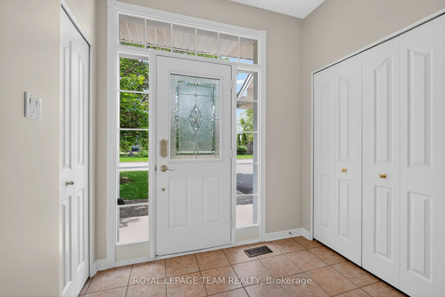 875 Giant Cedars Crescent photo 2