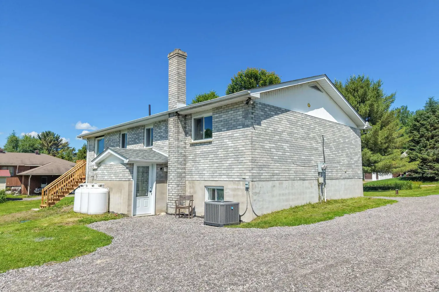 418 Laurier Street photo 3