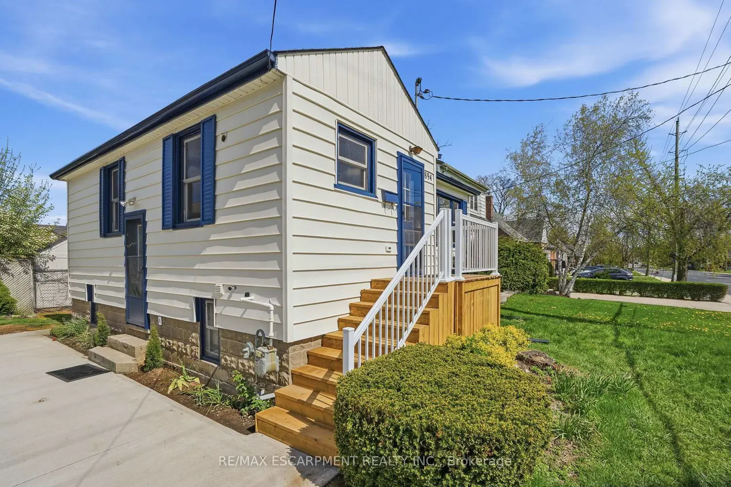 894 Garth Street photo 3