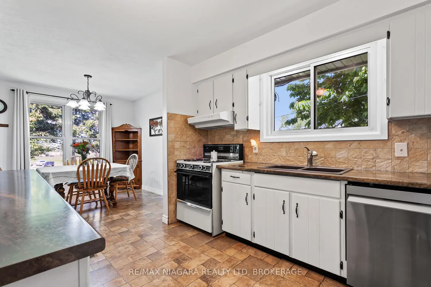11611 Burnaby Road photo 4