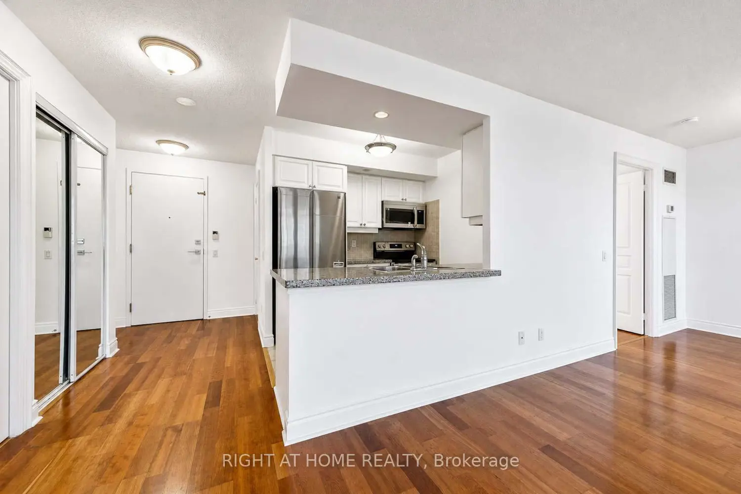 10 Northtown Way 1405 photo 2