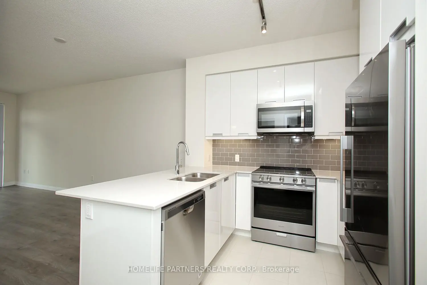 35 Watergarden Drive 720 photo 5