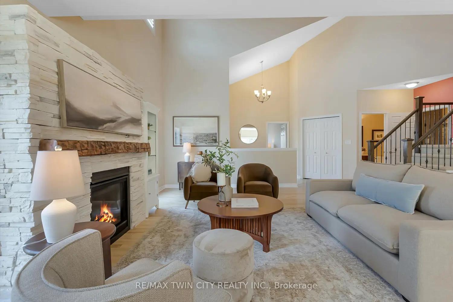 227 Chestnut Hill Crescent photo 4