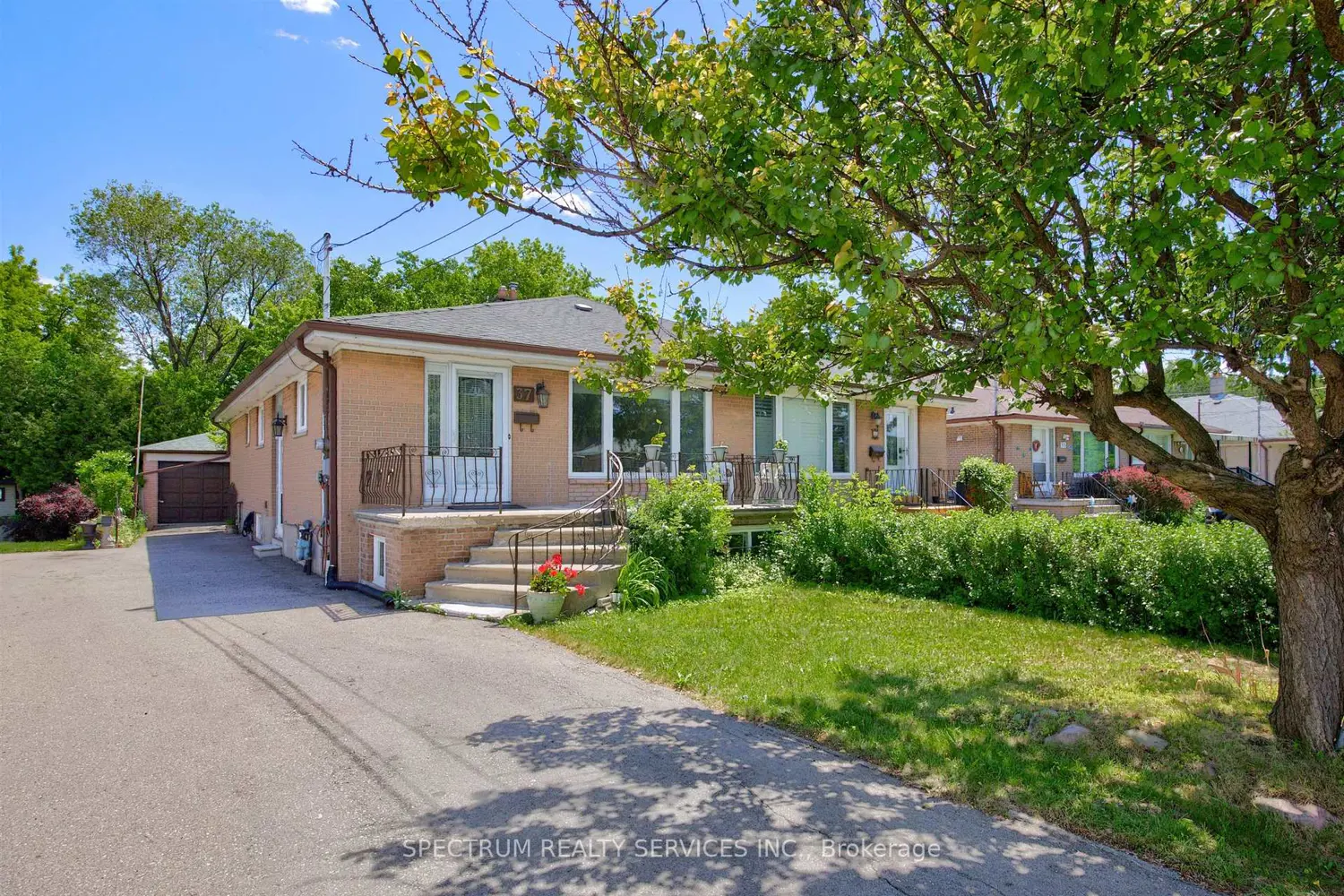 37 Newlin Crescent photo 2