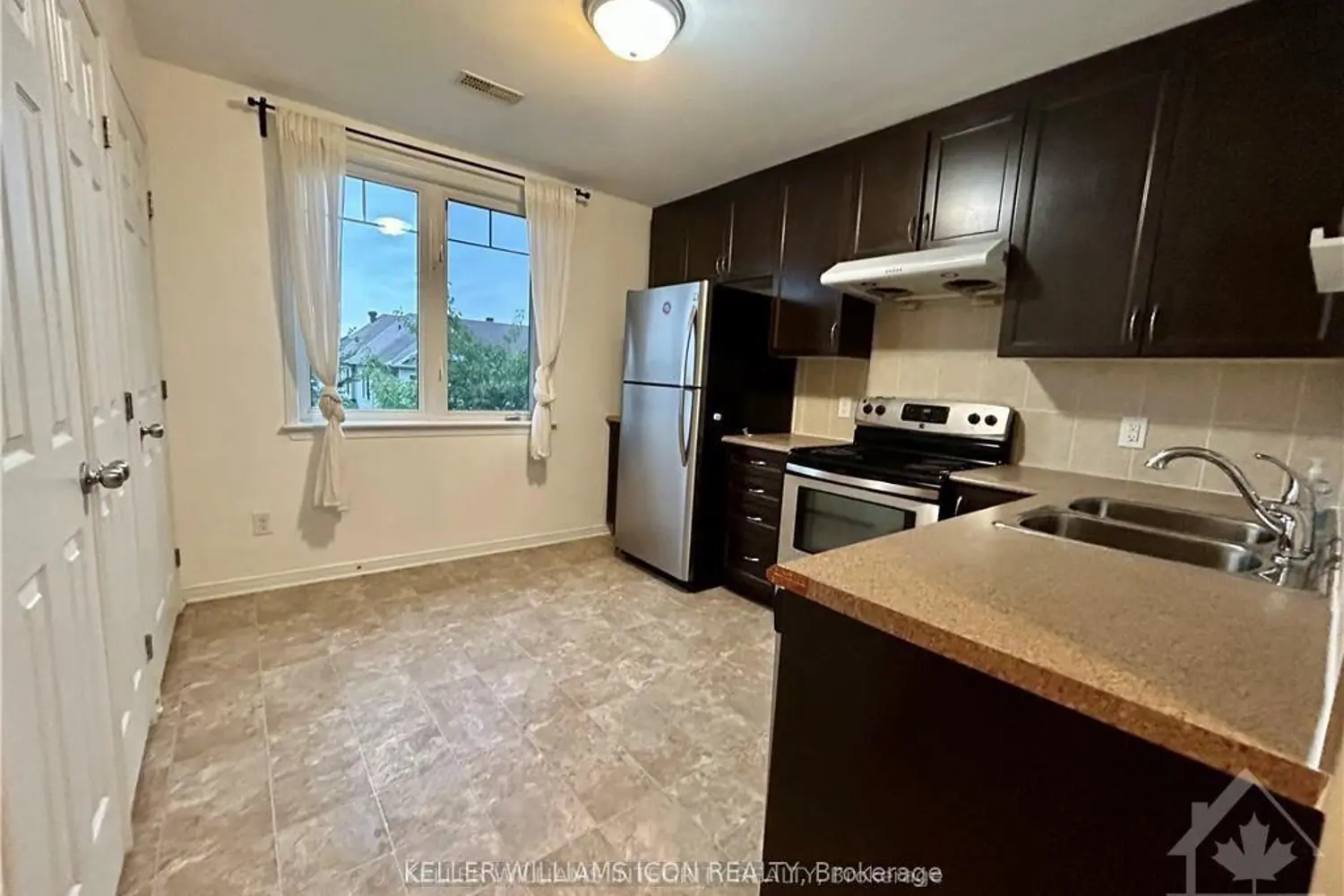 146 Urbancrest Private photo 2