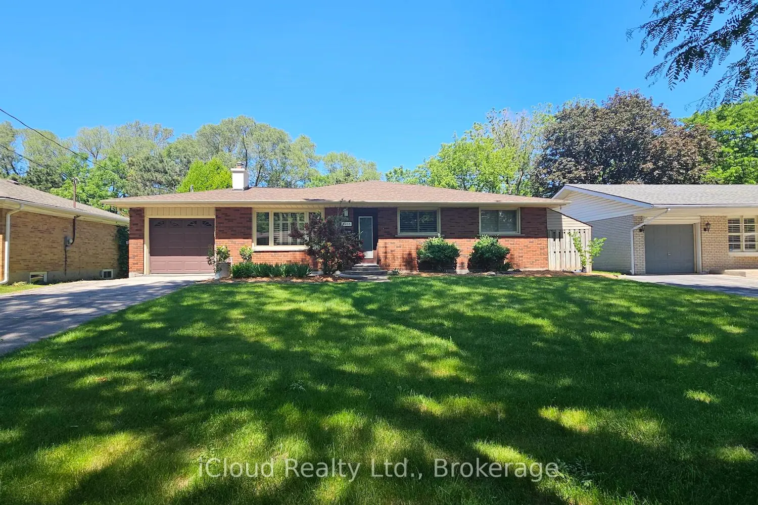 1066 Marley Crescent photo 2