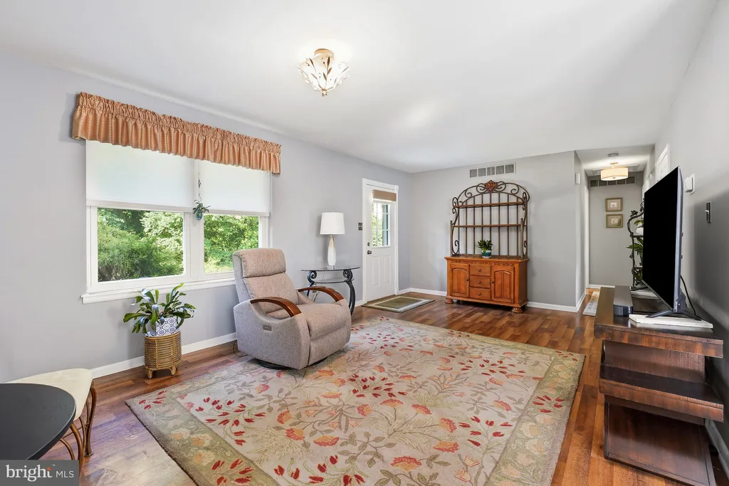 1721 Willis Dr, Baltimore, MD 21227 photo 4