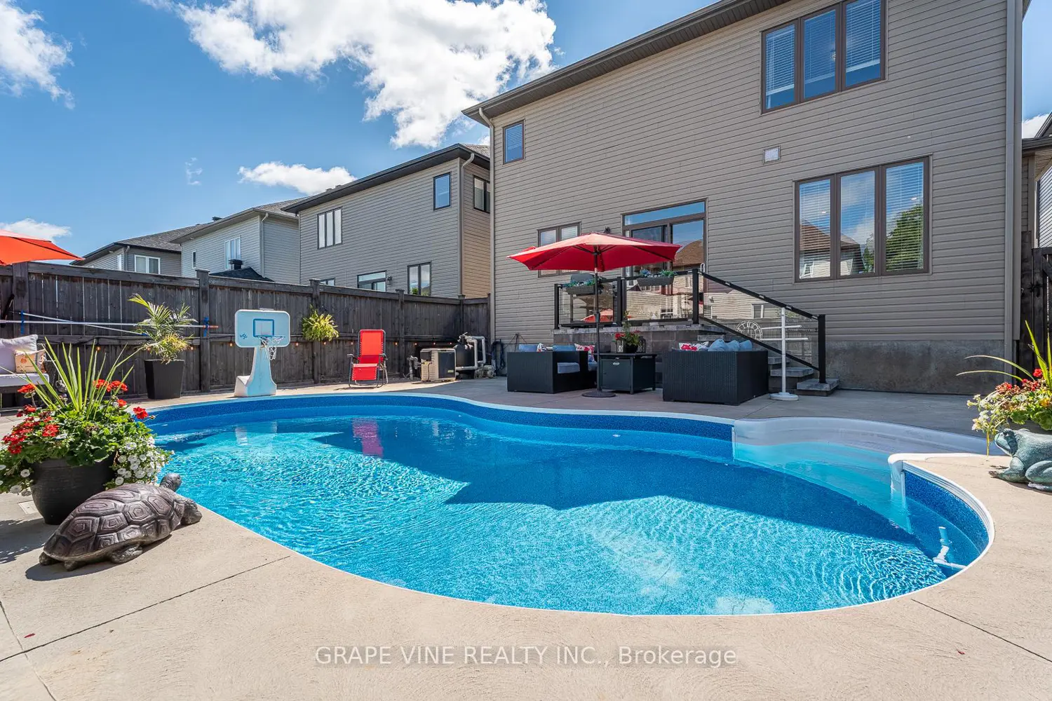 523 Adamson Crescent photo 2