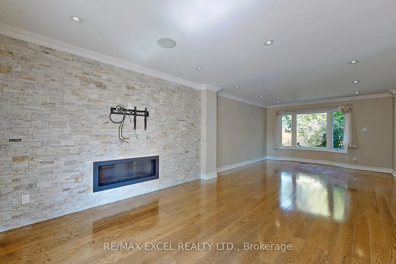 10 Alexis Road photo 4