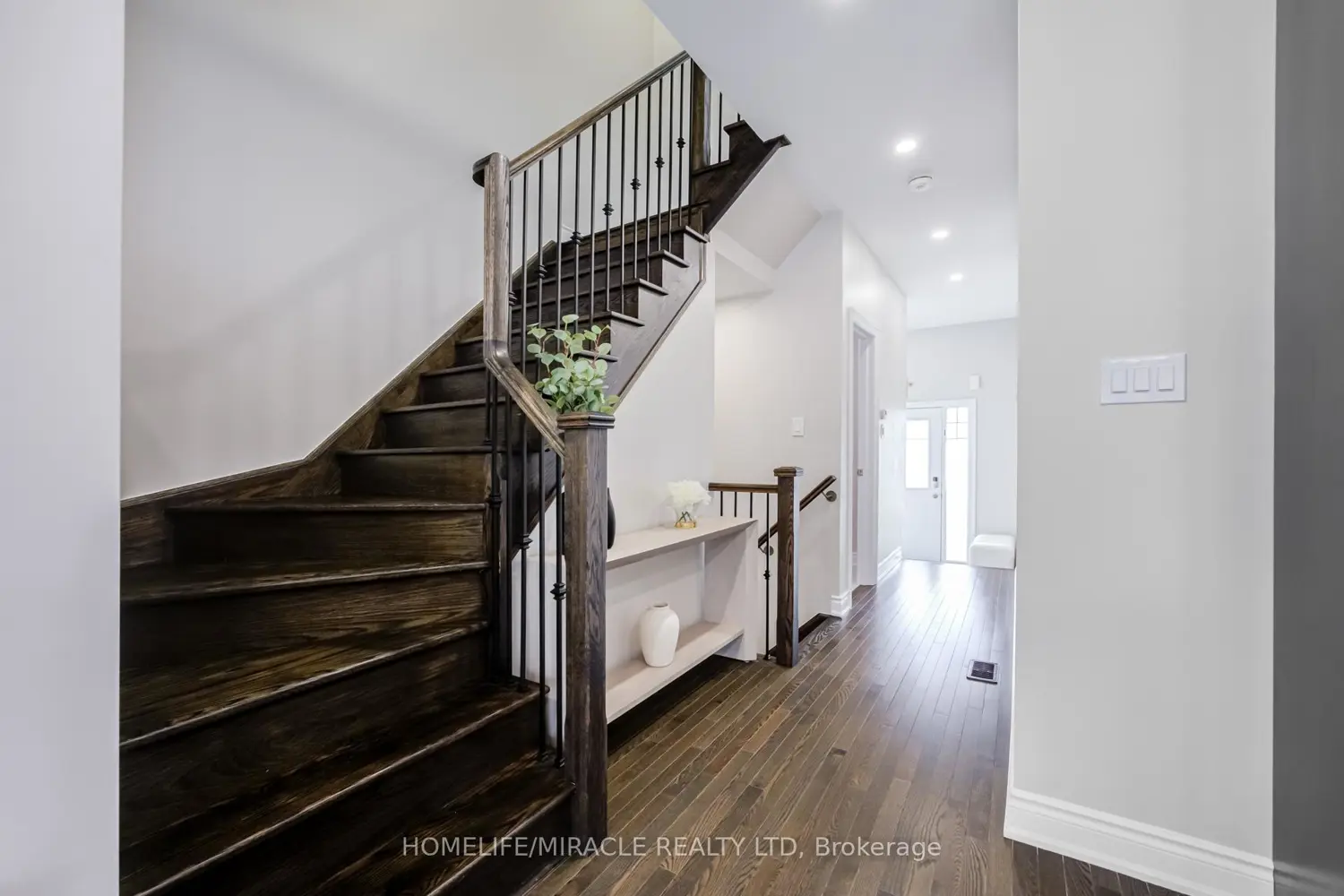 16 Arnold Crescent photo 3