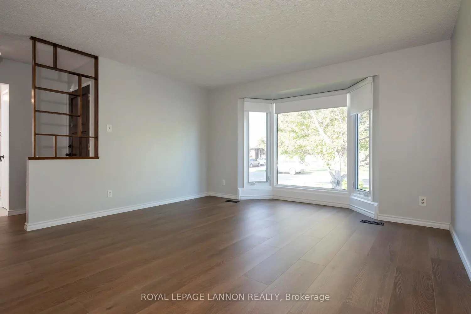 103 Elron Cres photo 2