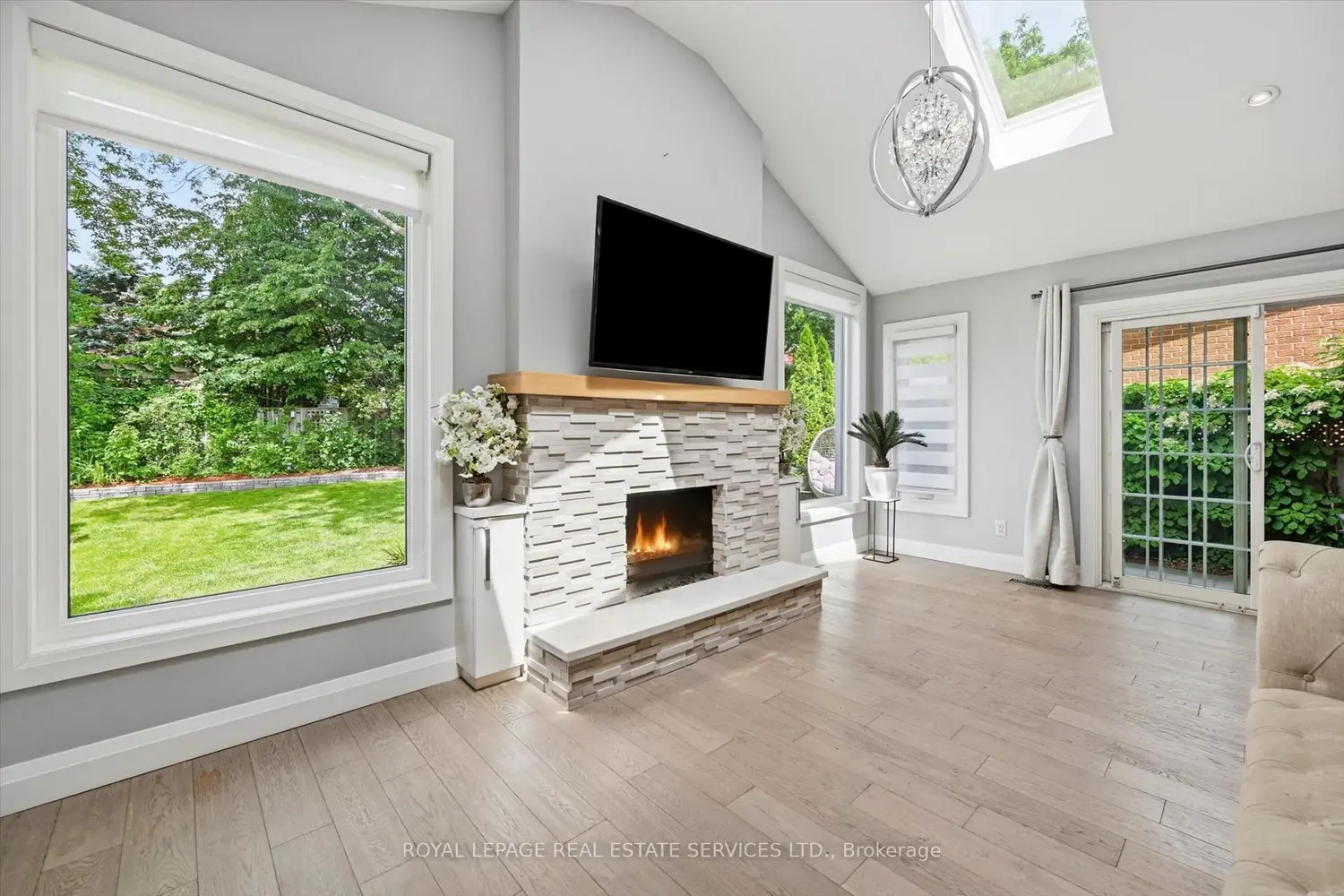 147 Speyside Drive photo 3