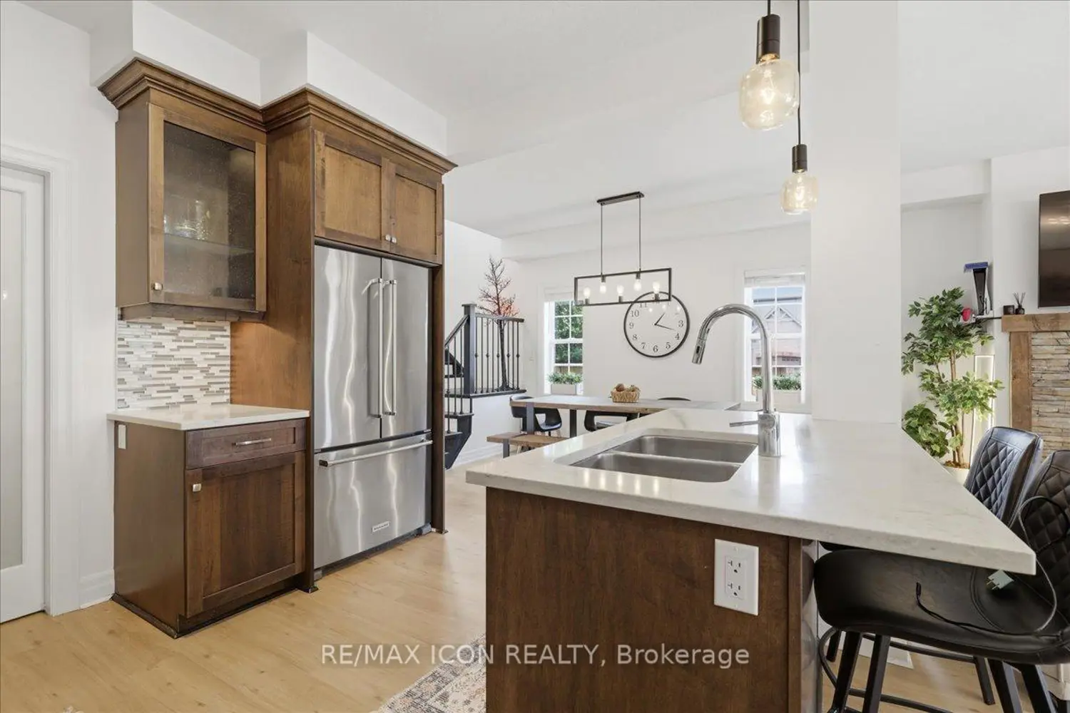 275 Falconridge Drive photo 4