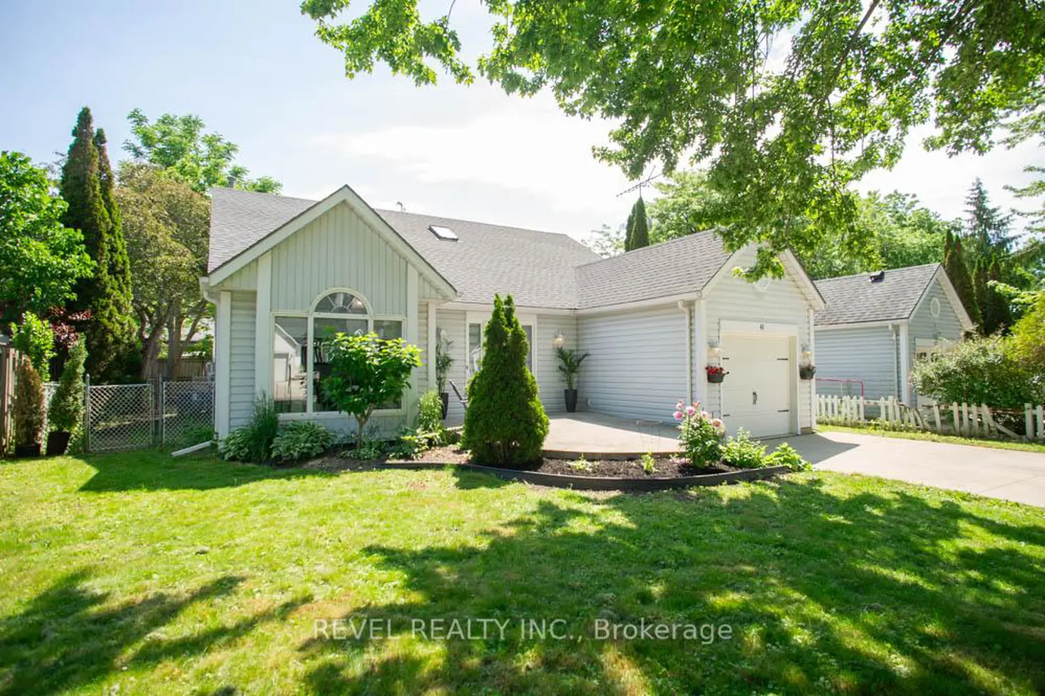 61 Leslie Avenue photo 2