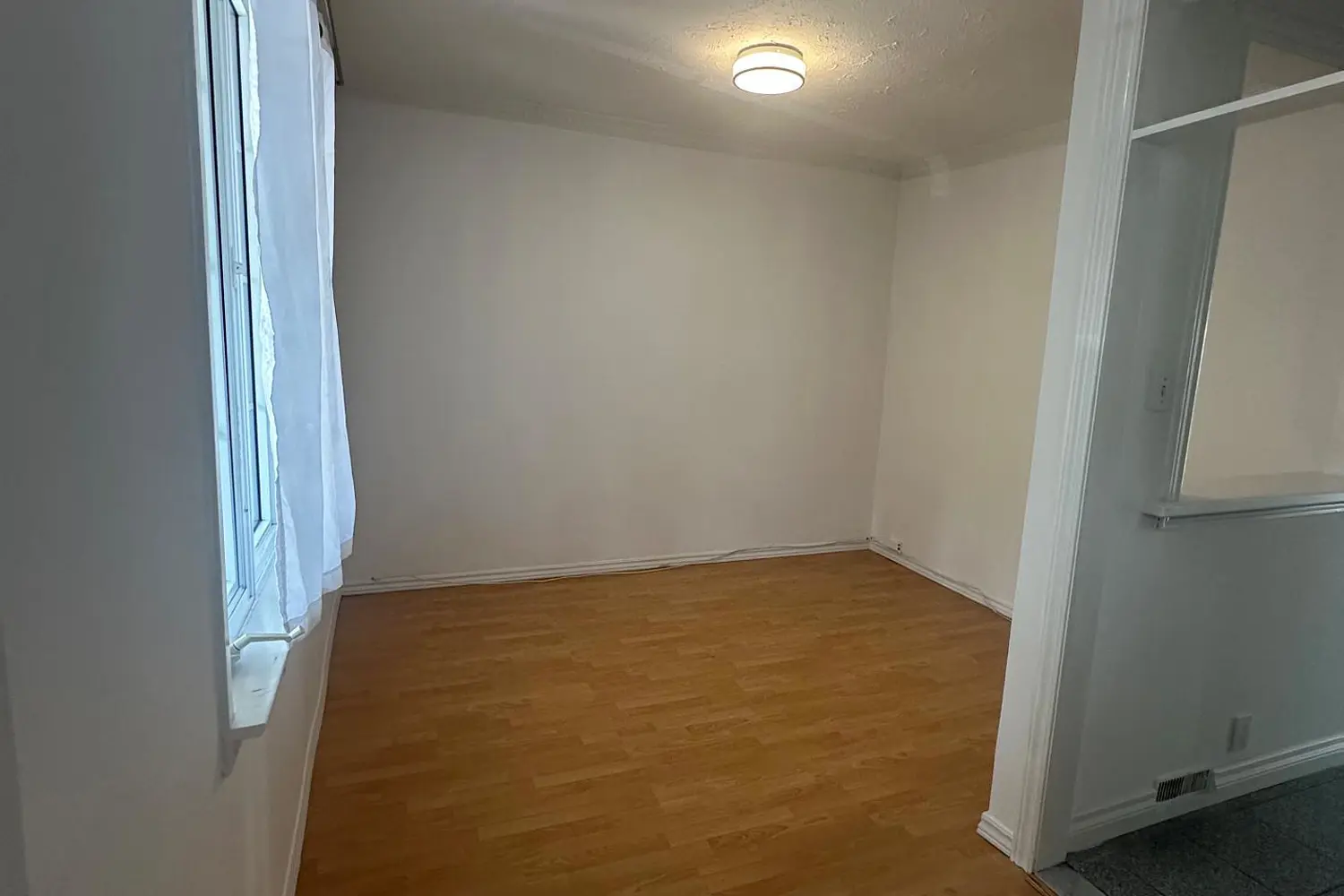 98 Chambers Avenue photo 3