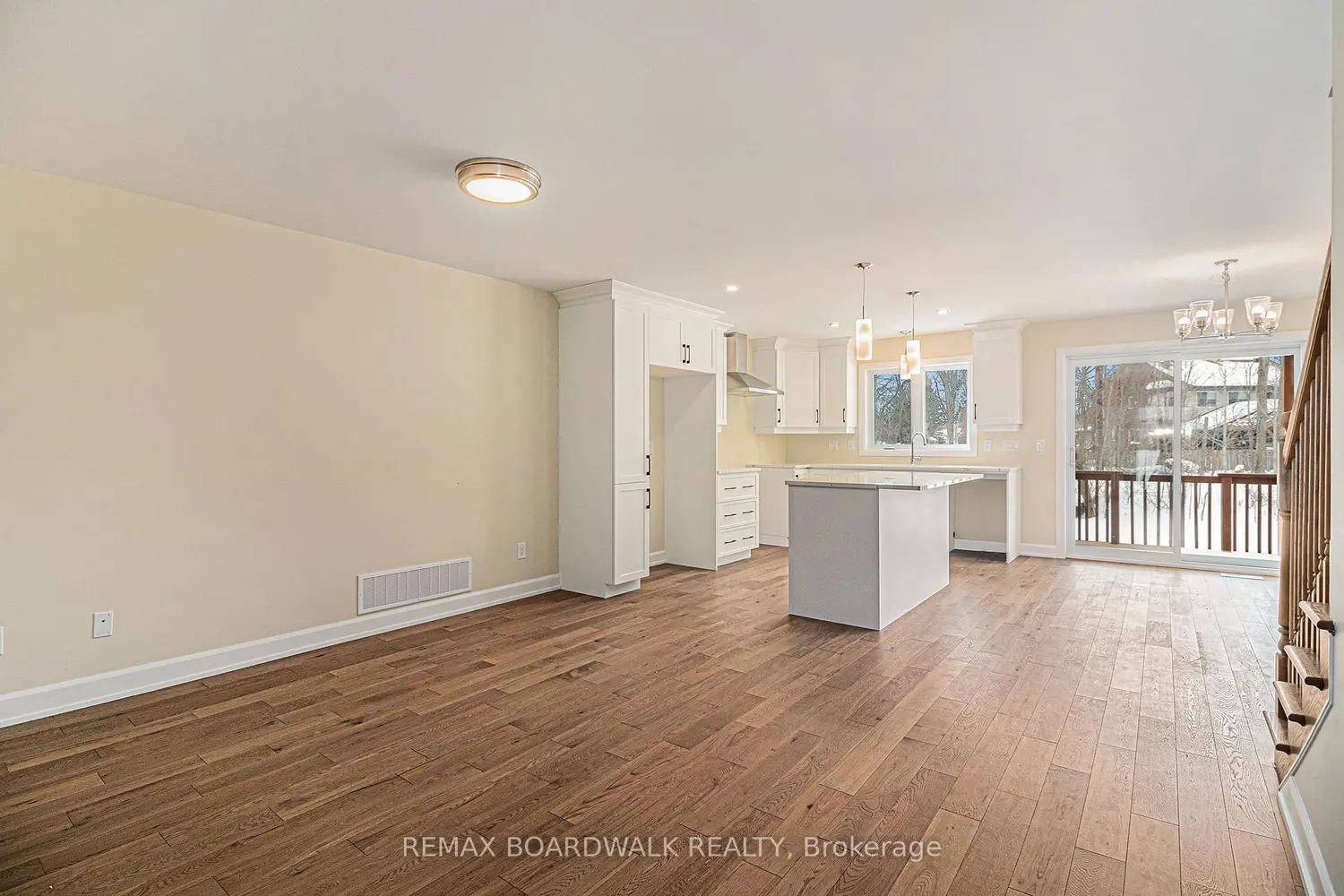 343 Voyageur Place photo 4
