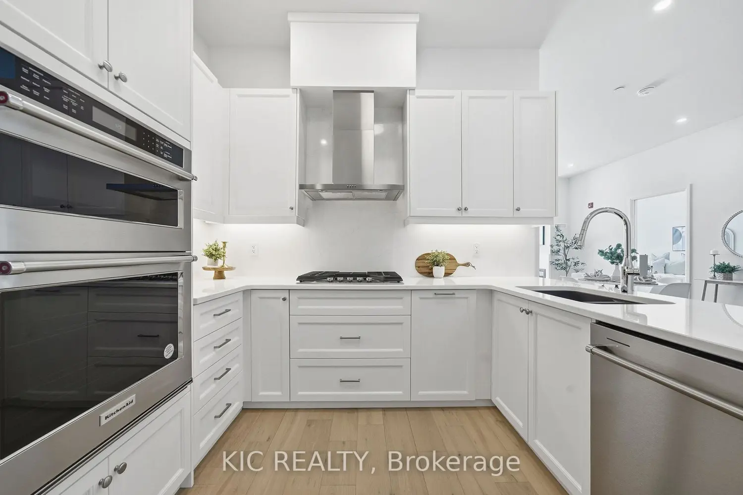 99 Louisa Street 210 photo 4