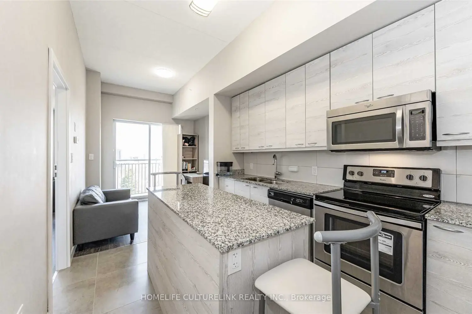 280 Lester Street 823 photo 4
