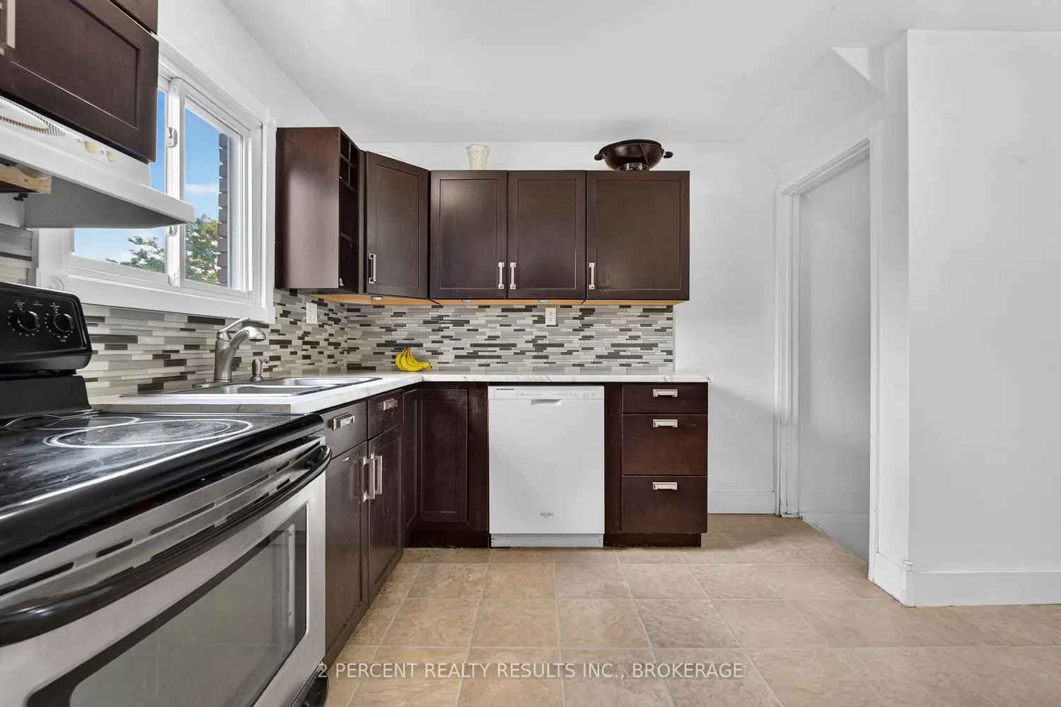 1046 Pinewood Place photo 4