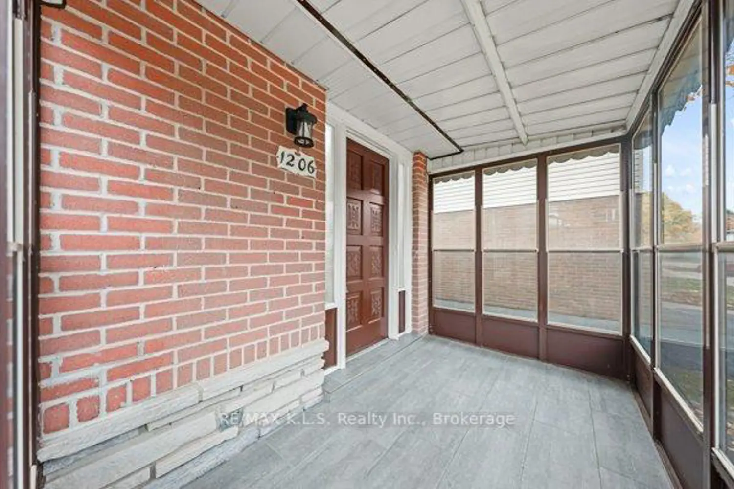 1206 Valentine Drive photo 2