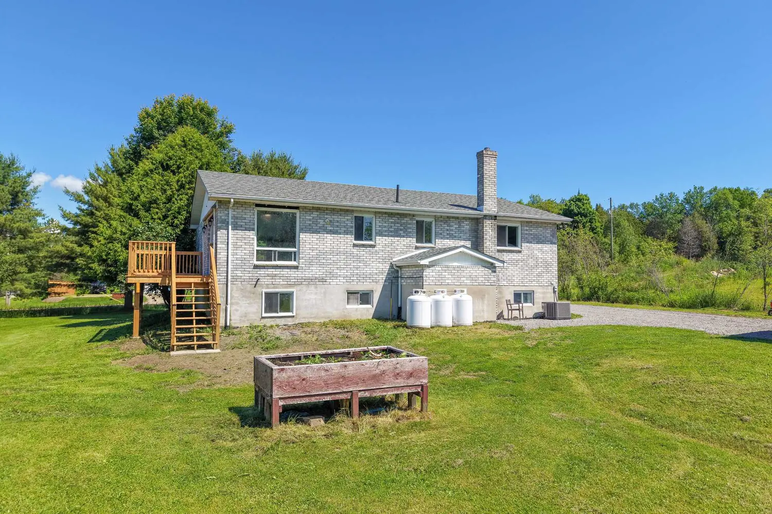 418 Laurier Street photo 4