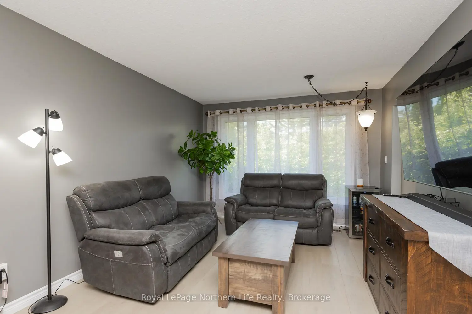 325 Gordon Drive photo 4