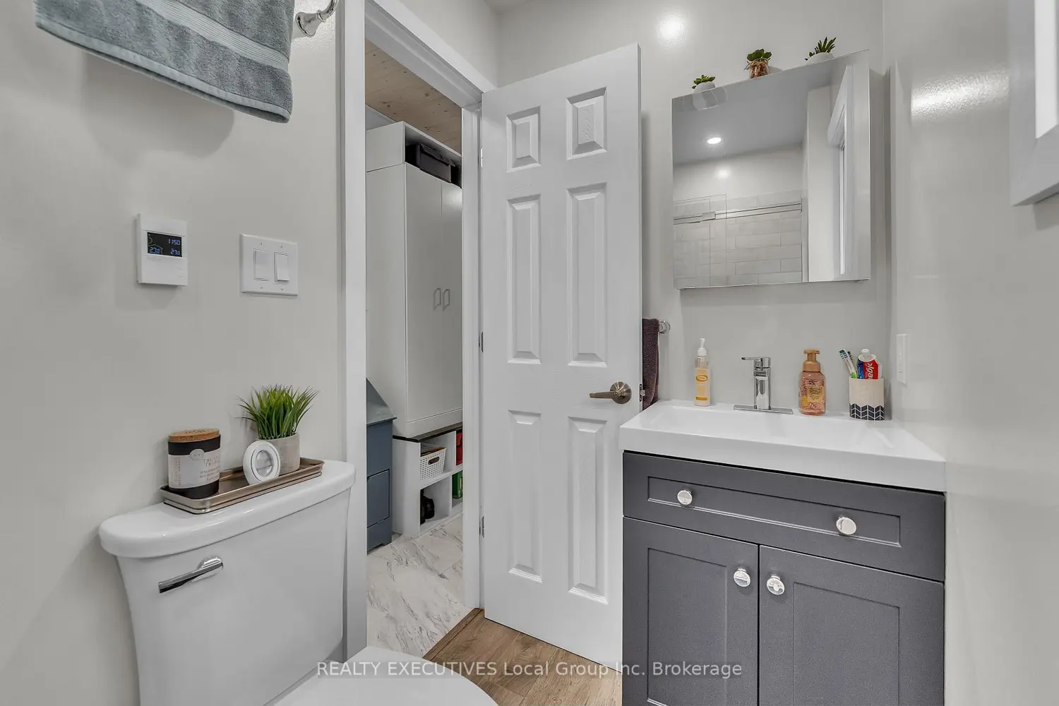 44 Lakeshore Road photo 3