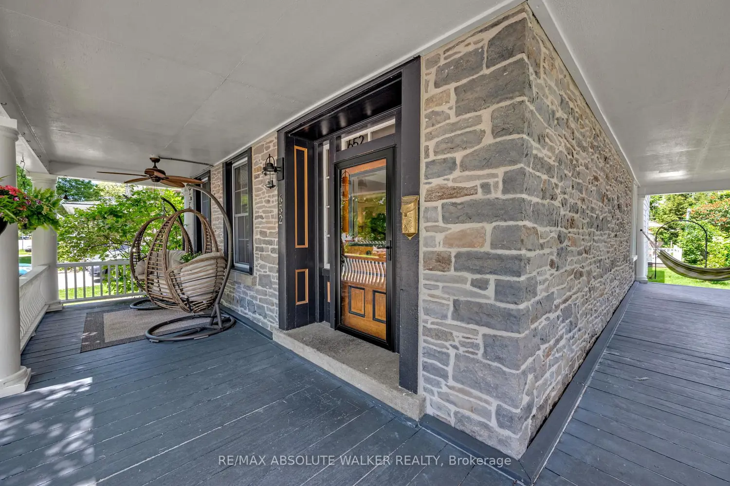 652 Henry Street photo 2