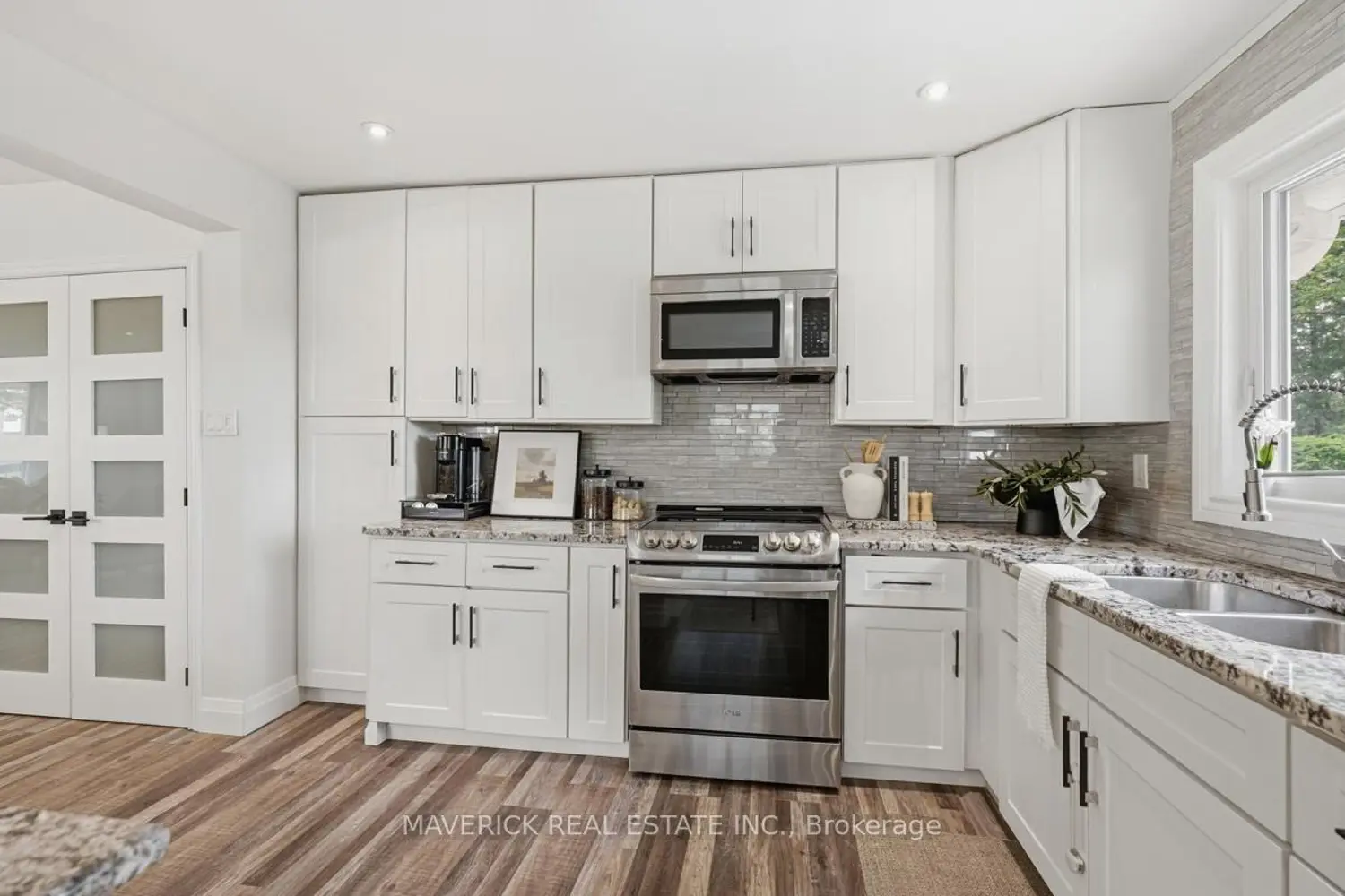 653 Viscount Road photo 2