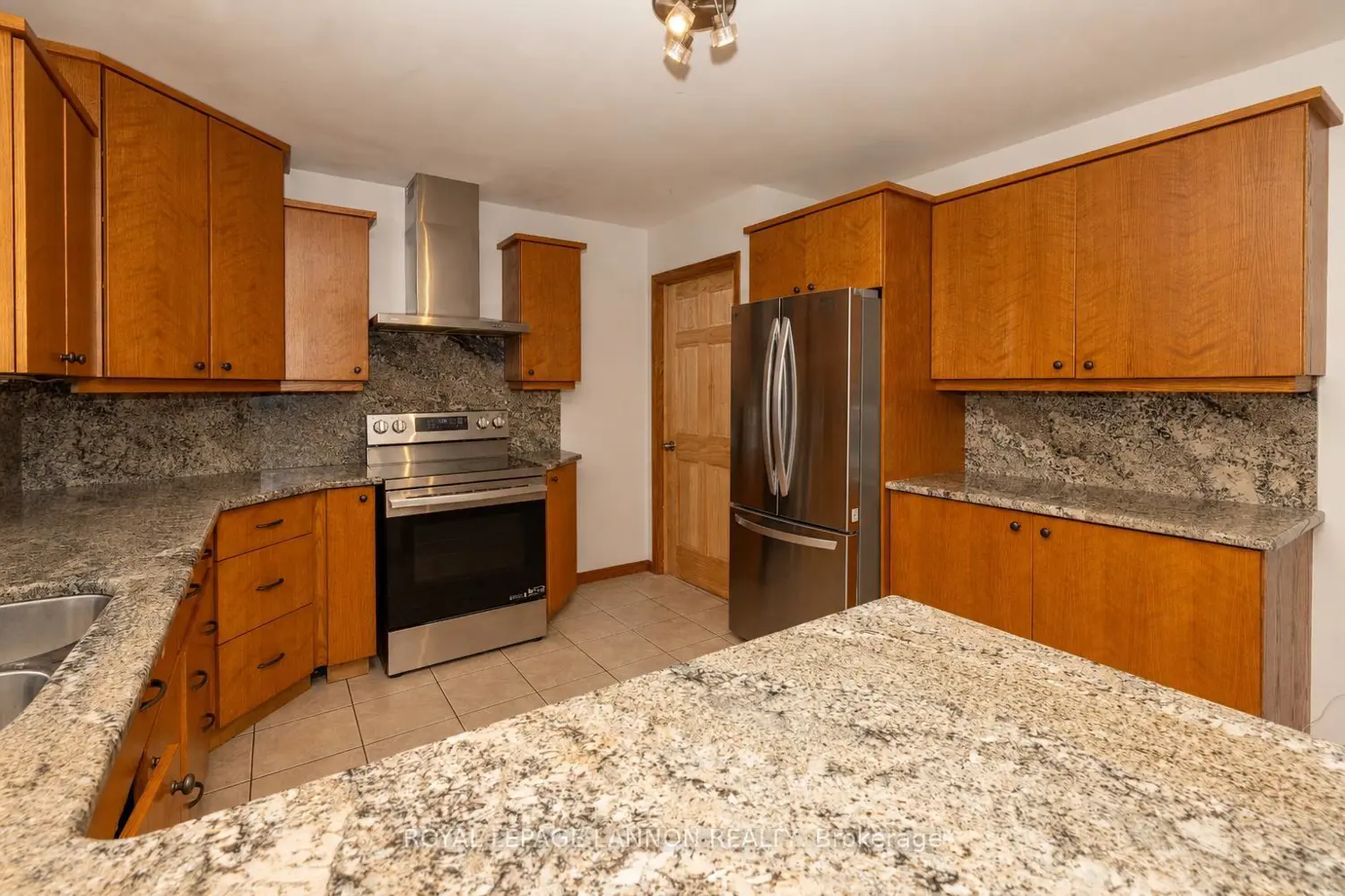 334 Lambton Cres photo 5