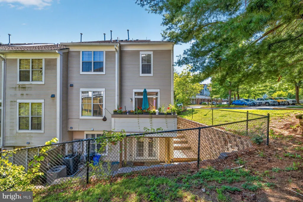 10323 Royal Woods Ct, Montgomery Village, MD 20886