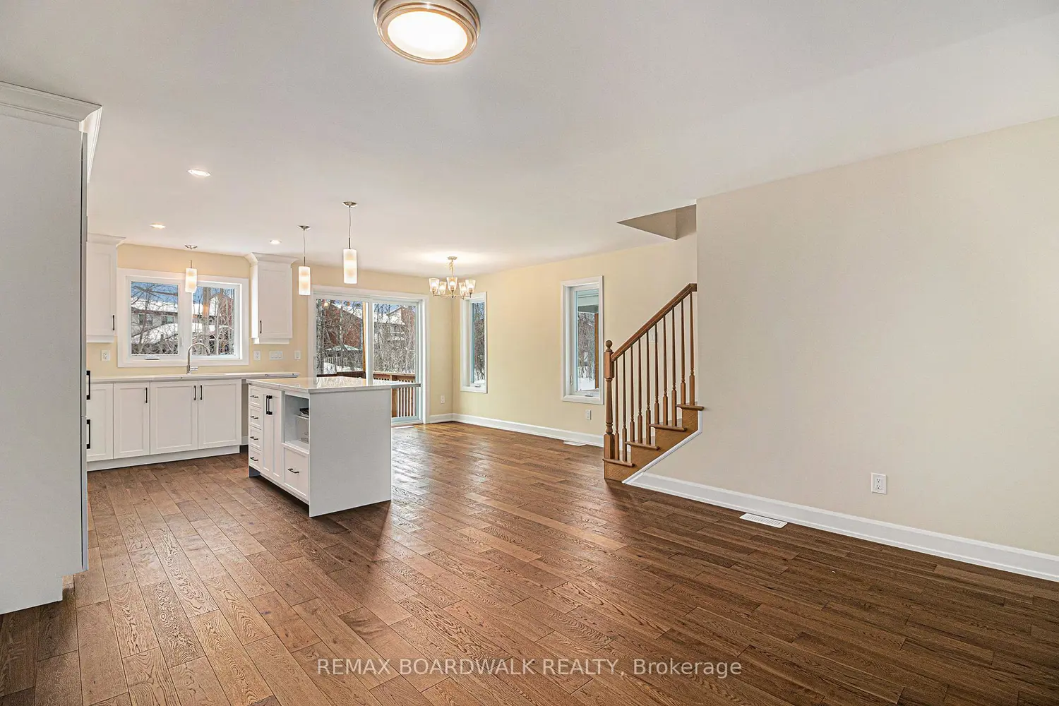 343 Voyageur Place photo 3