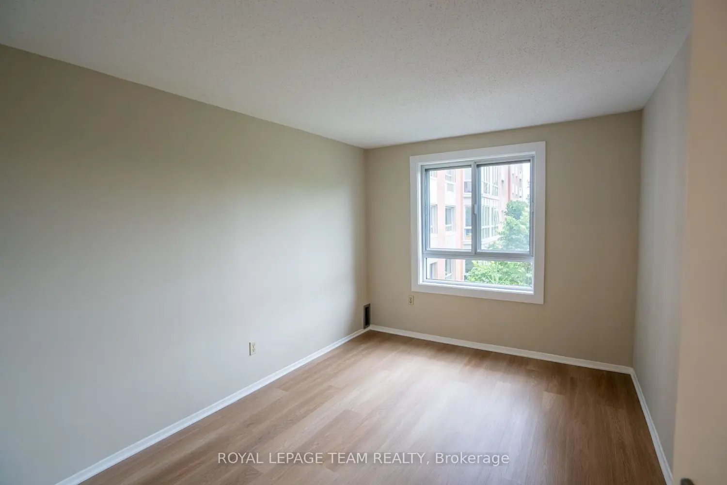 960 Teron Road 401 photo 3