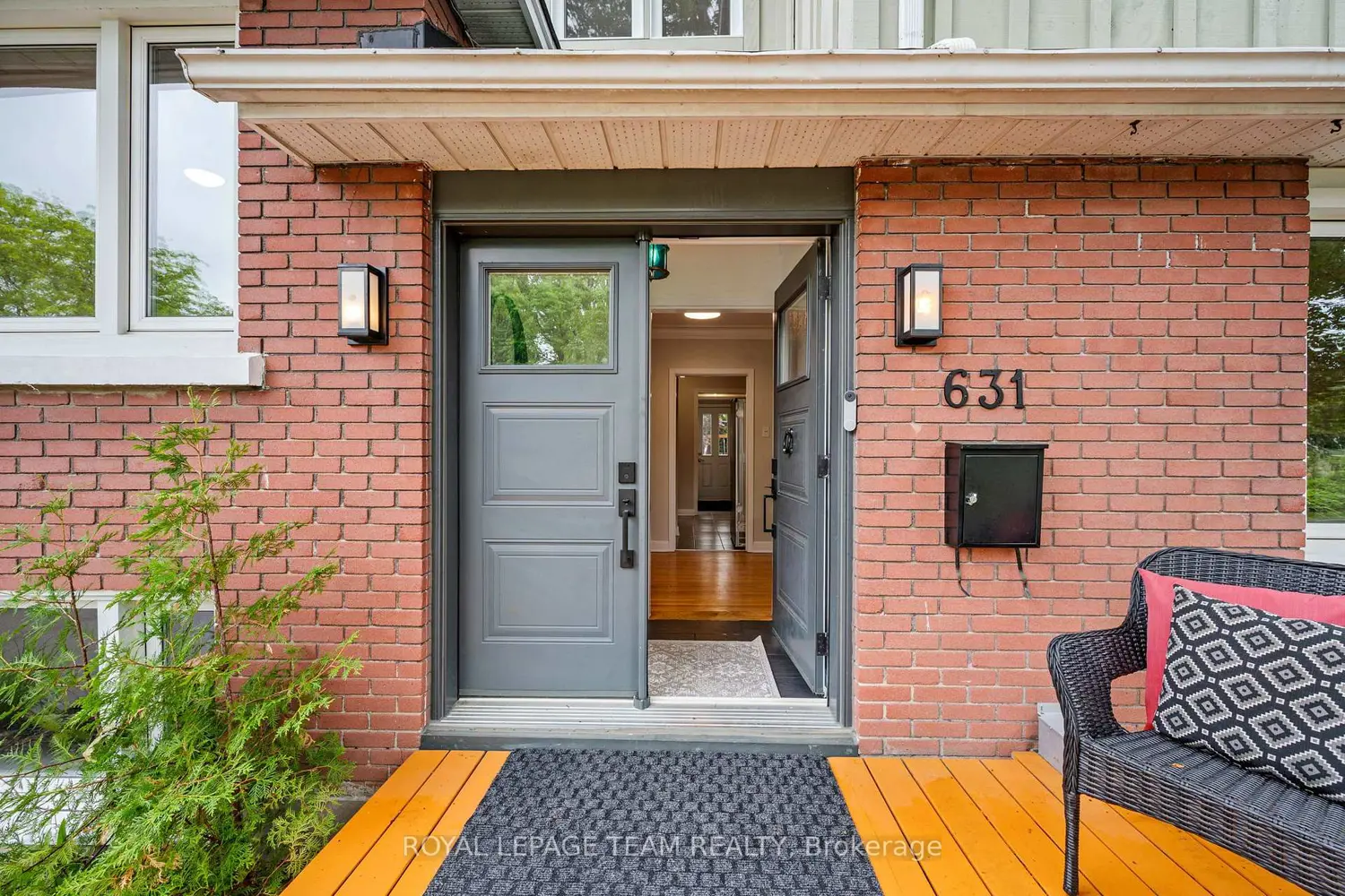 631 Courtenay Avenue photo 3
