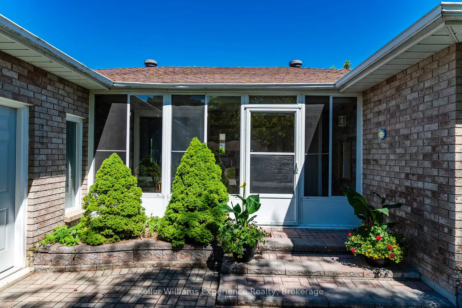 922 Playfair Road photo 3
