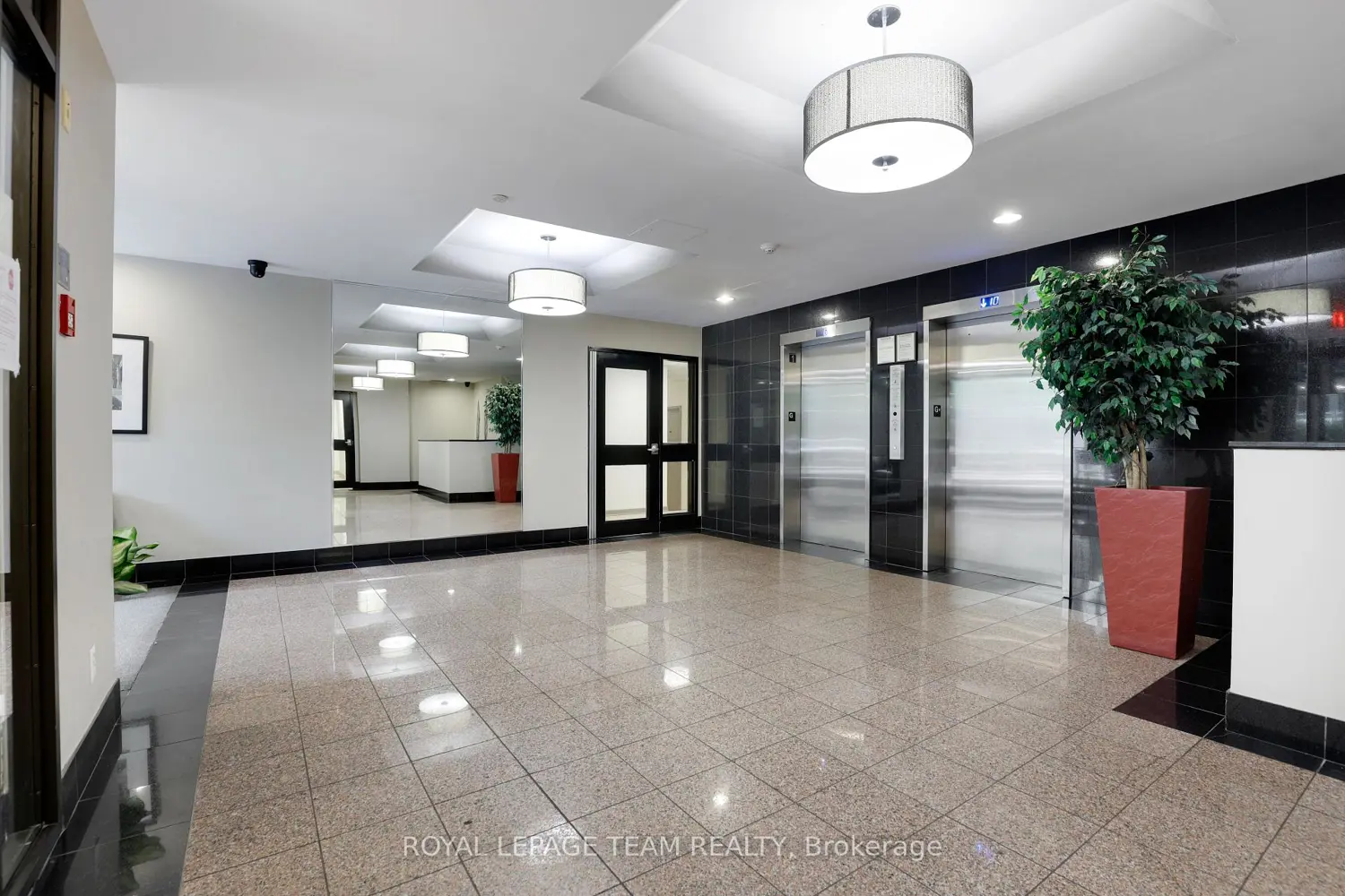 110 Forward Avenue 904 photo 3