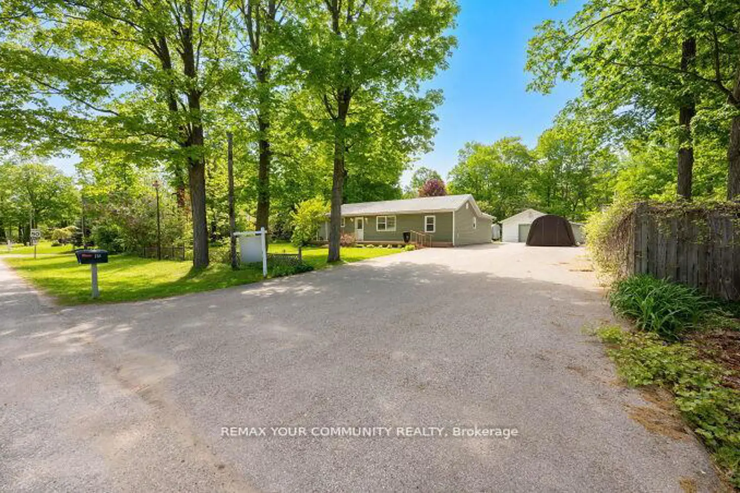781 Edward Street photo 3