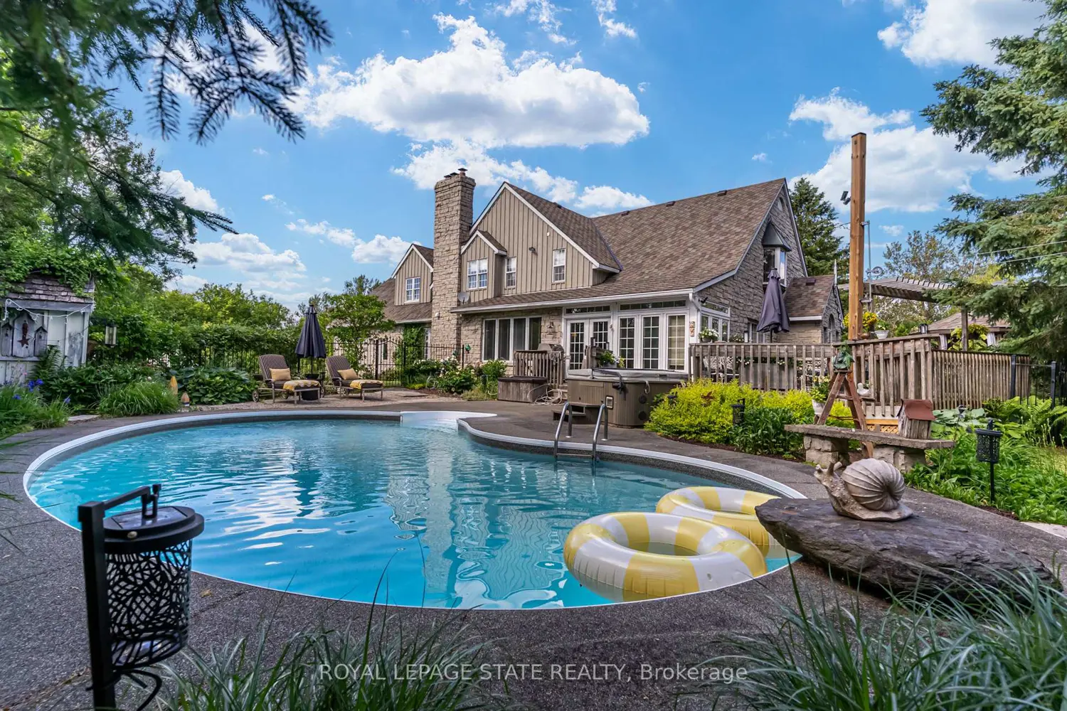2134 Maplewood Road photo 2