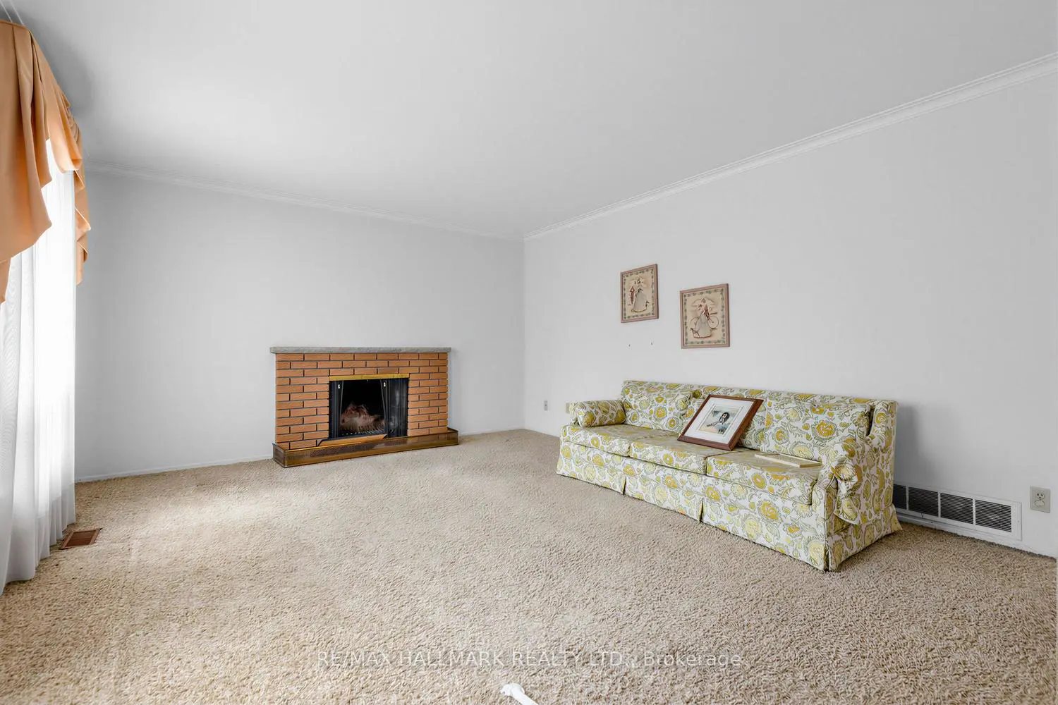 691 Conacher Drive photo 4