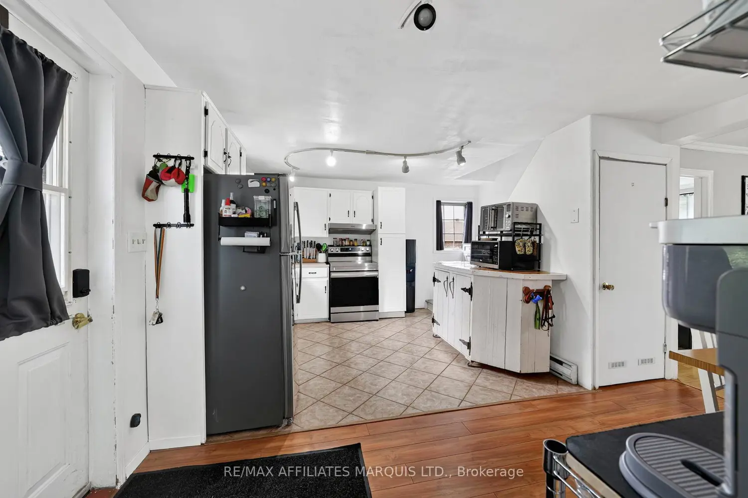 928 Pacific Lane photo 2