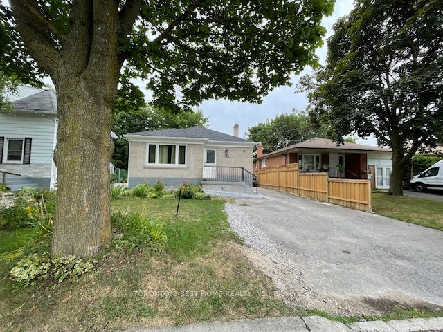 Main F-69 Madawaska Avenue, Toronto, ON, M2M 2R2