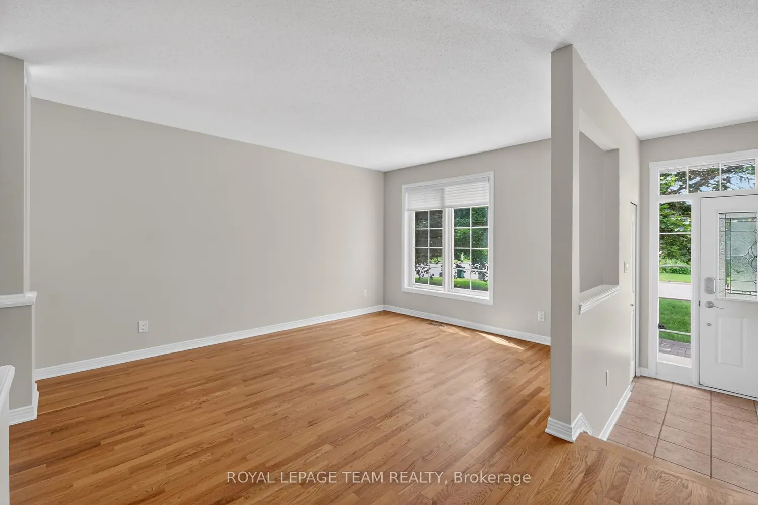 875 Giant Cedars Crescent photo 3