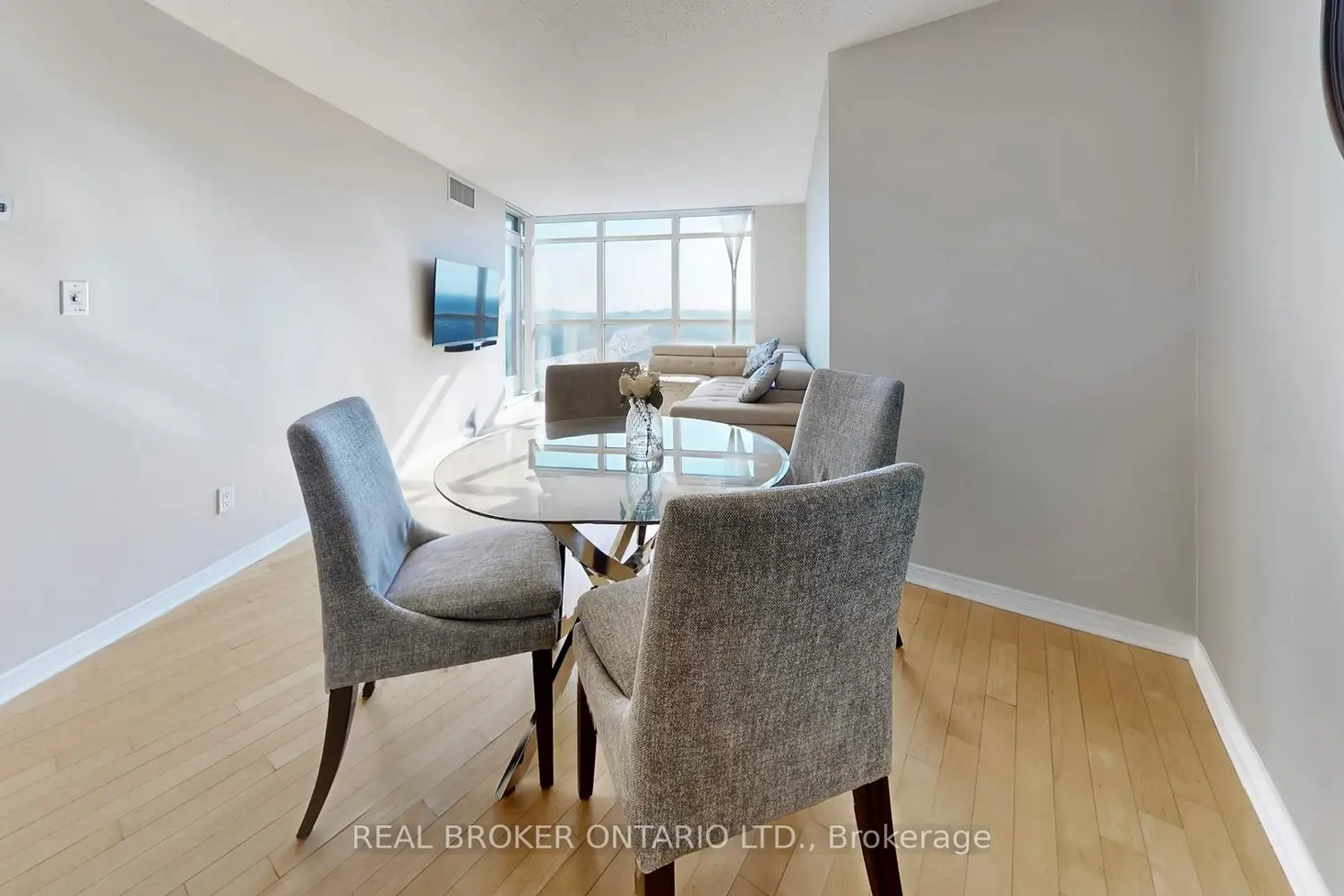 30 Harrison Garden Boulevard 2705 photo 2