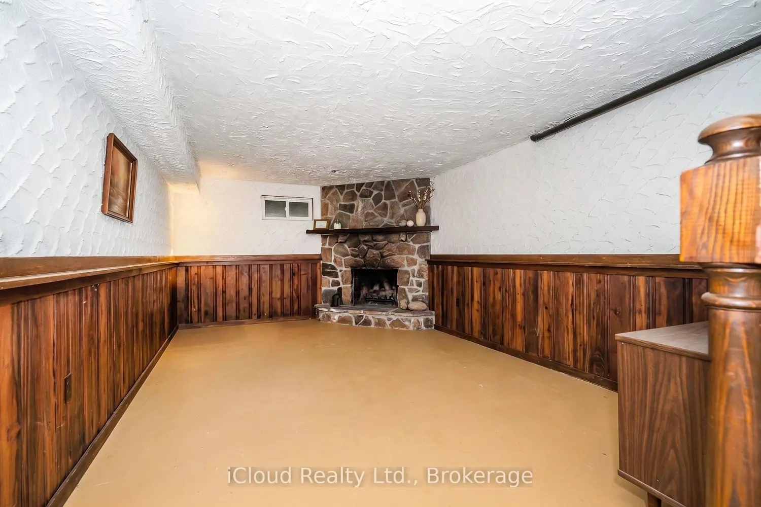 1704 Oberon Crescent photo 2